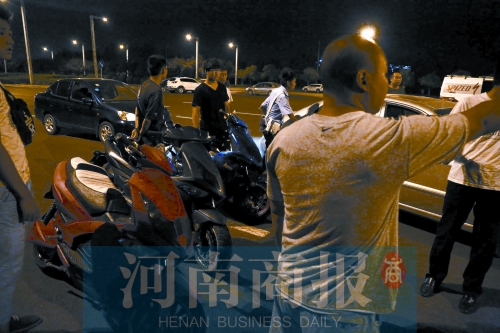 一小時(shí)內(nèi)，民警就扣了12輛摩托車、電動(dòng)車