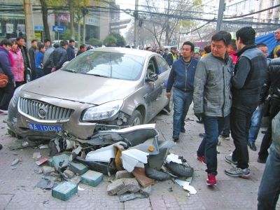 鄭州電動(dòng)車(chē)剮蹭轎車(chē)逃逸 轎車(chē)"暴走"逆行追擊將其撞廢