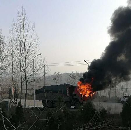 登封一大貨車突發(fā)自燃 幸遇灑水車路過幫其滅火