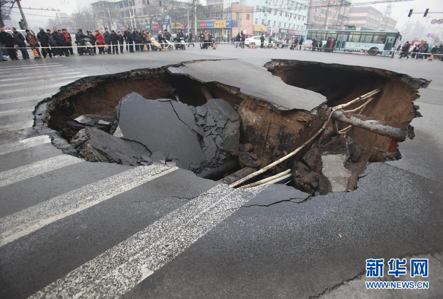 山西太原市區(qū)一主干道路口突然塌陷