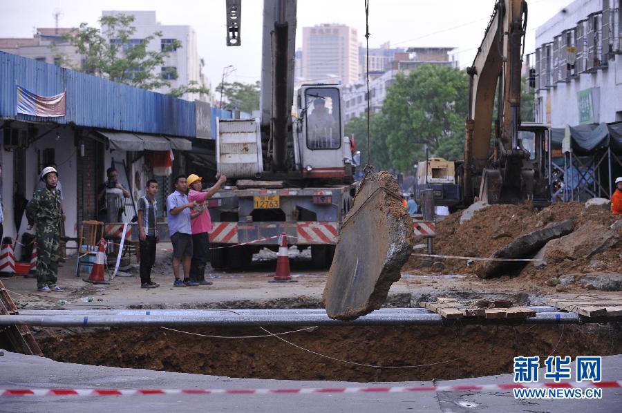 5月21日，在廣東省深圳市龍崗區(qū)橫崗街道紅棉二路華茂工業(yè)園路面塌陷處，救援人員在現(xiàn)場(chǎng)救援。