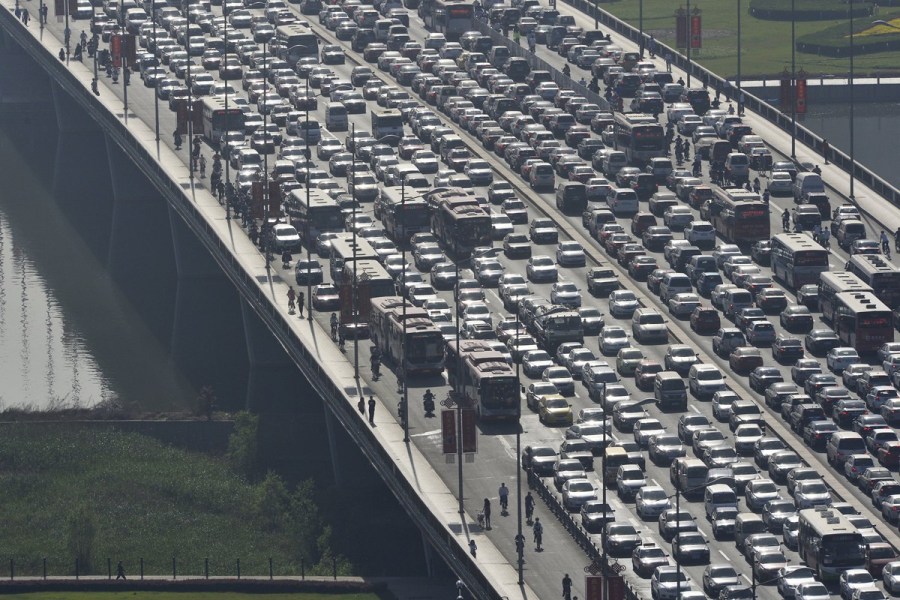 太原大橋成巨大“停車場”