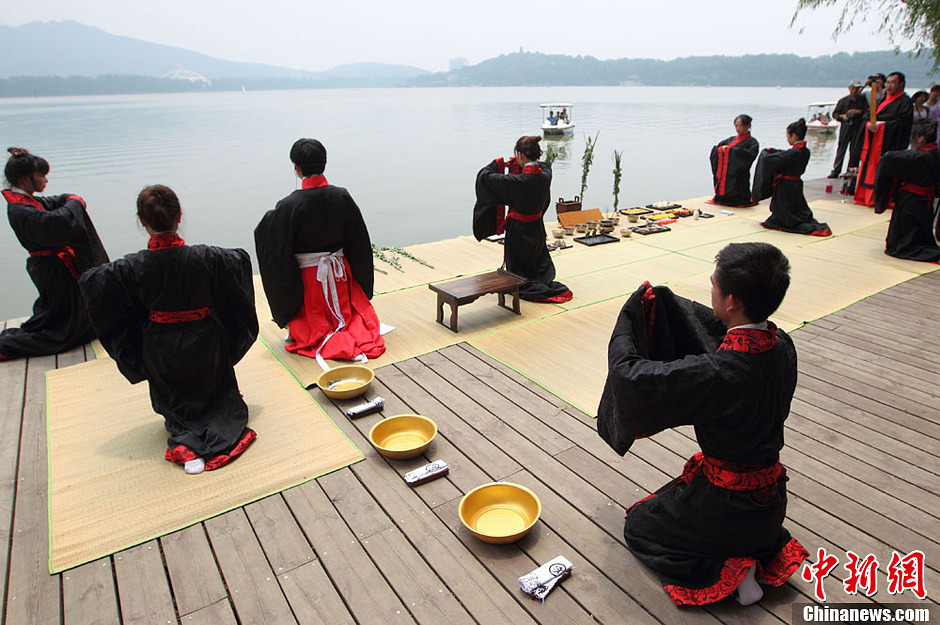 南京年輕人著漢服行古禮祭屈原迎端午