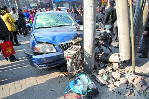 看看這兩起禍事 駕車時需當心