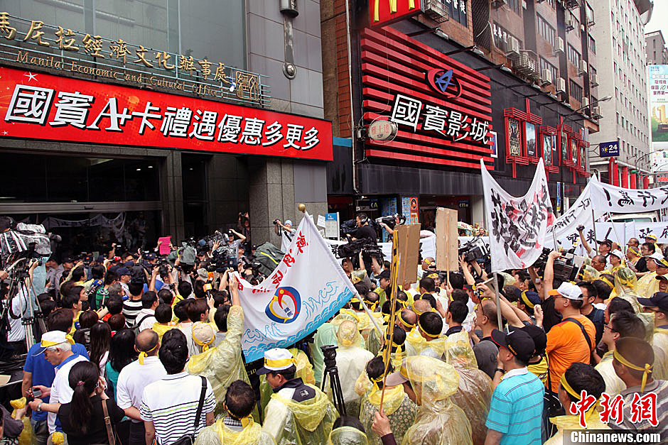 5月13日下午，屏東縣數(shù)百漁民北上臺北，冒雨在馬尼拉經(jīng)濟文化辦事處前抗議，要求菲律賓政府為攻擊臺漁船