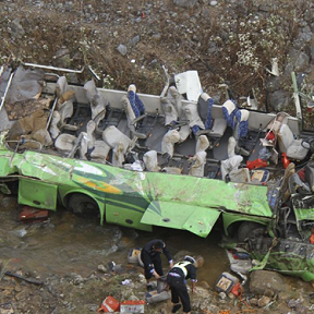 云南客車翻下山溝13亡