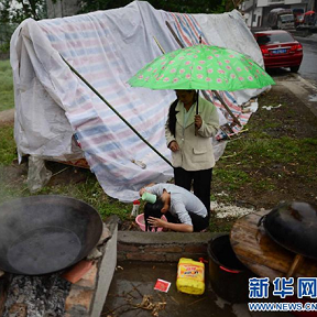 雨中震區(qū)的村民生活