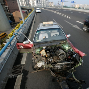 出租撞車乘客被甩出