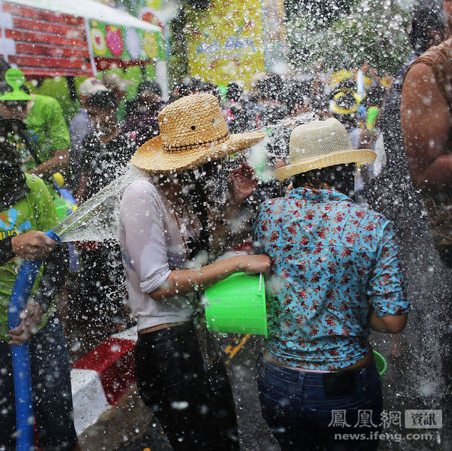 泰國潑水節(jié)水槍大戰(zhàn)