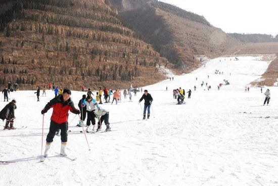 體驗(yàn)冬季旅游滑雪 玩轉(zhuǎn)酷炫冰雪世界