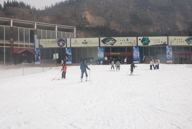 體驗(yàn)冬季旅游滑雪 玩轉(zhuǎn)酷炫冰雪世界