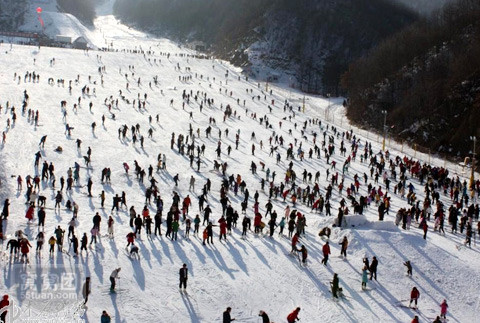 體驗(yàn)冬季旅游滑雪 玩轉(zhuǎn)酷炫冰雪世界