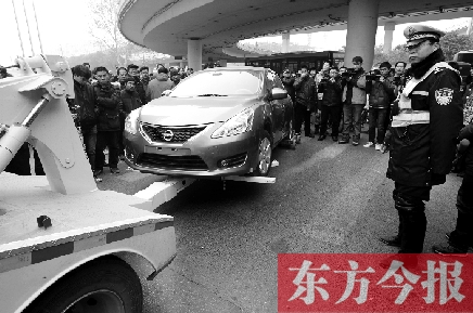 摘了車牌亂停車 車拖走駕照扣完12分