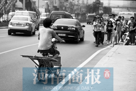 剛駛出隧道口，騎電動車的他被交警攔下 邱曉峰/攝