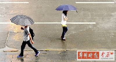 昨天傍晚，市民在雨中行走。