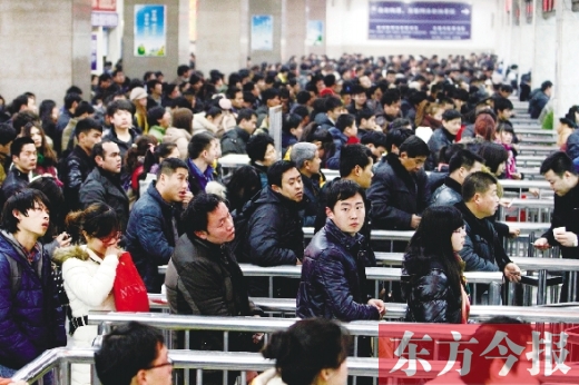 鄭州火車站迎來節(jié)后最后一波客流高峰。昨日，售票廳內(nèi)人頭攢動(dòng)