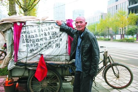 蹬三輪車環(huán)游全國的焦德明老人 記者 蔣雨龍 攝