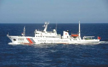 24日在釣魚島附近海域巡航的中國海警船。