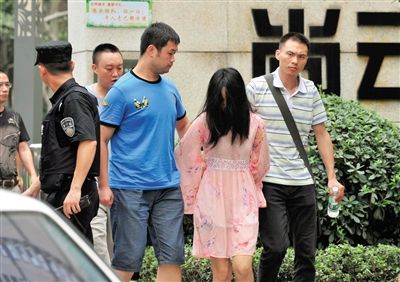 一名女犯罪嫌疑人被警方押出。新華社記者 薛玉斌 攝