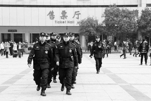 3月2日，鄭州市特警加強對人員密集場所的武裝巡邏。