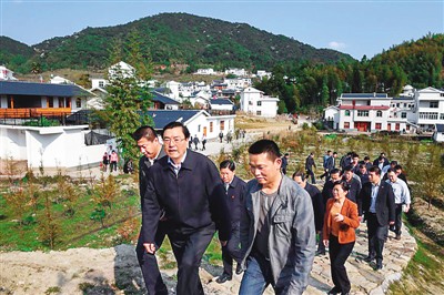 3月25日，張德江在福建省上杭縣古田鎮(zhèn)吳地村看望群眾。