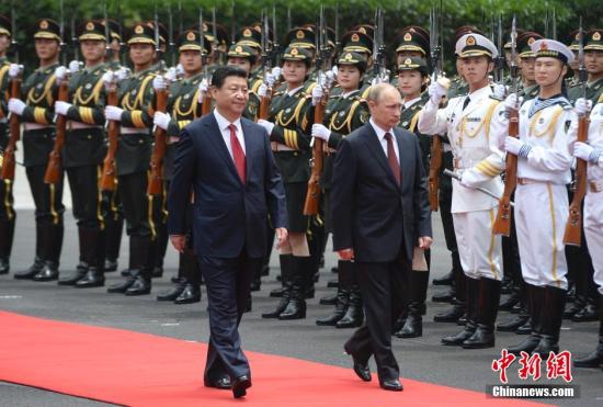 5月20日，中國(guó)國(guó)家主席習(xí)近平在上海舉行儀式歡迎俄羅斯總統(tǒng)普京訪華。中新社發(fā) 廖攀 攝