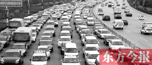 21日，鄭州市中州大道，大量擁堵的汽車將寬寬的道路變成“停車場(chǎng)”