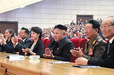 　5月19日，金正恩和夫人李雪主觀看演出，金與正（左一）坐在金正恩右邊第三個(gè)位置。