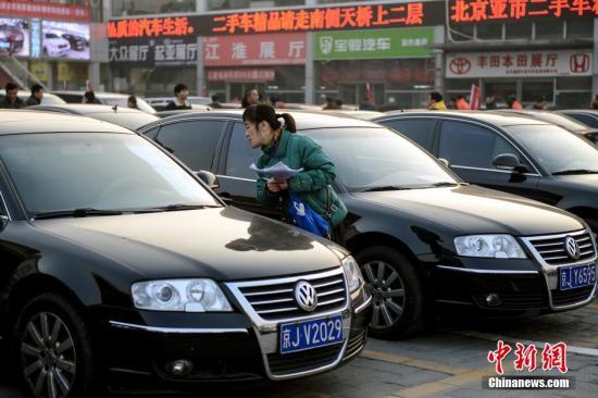 1月23日，北京亞運村汽車交易市場中拓拍賣停車場上人頭攢動。