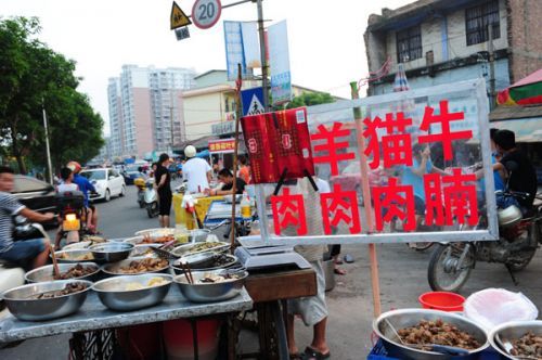 鄭州愛狗人士聚集為貓狗祈福 抵制玉林狗肉節(jié)