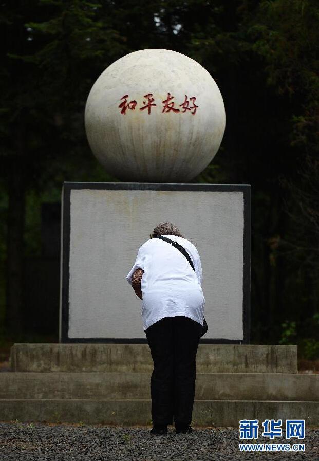 日本遺孤哈爾濱祭拜中國(guó)養(yǎng)父母公墓 激動(dòng)淚流