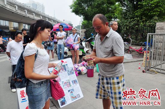 一名市民在買水。