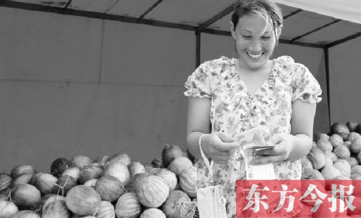 昨日，開封瓜農(nóng)史瑩瑩幸福地數(shù)著賣瓜錢