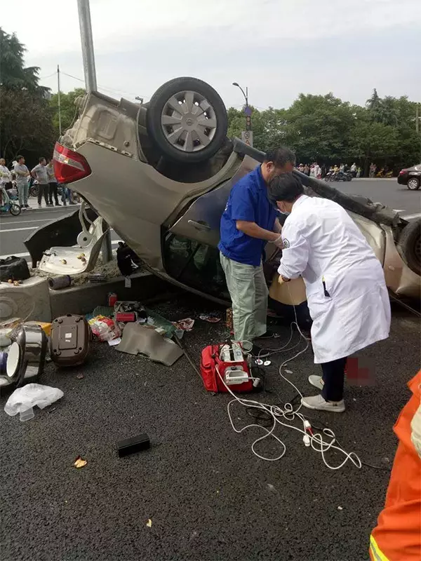 不值！小車四腳朝天司機(jī)身亡 死者只為偷幾罐奶粉