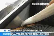 家長只顧低頭看手機 小女孩乘坐電梯手被門縫夾住