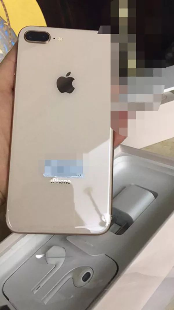 女子買iPhone 8才2天充電時(shí)就冒煙 直接用水澆手機(jī)