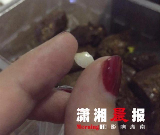 湖南一女子吃周黑鴨崩掉半顆牙 工作人員:已補(bǔ)償