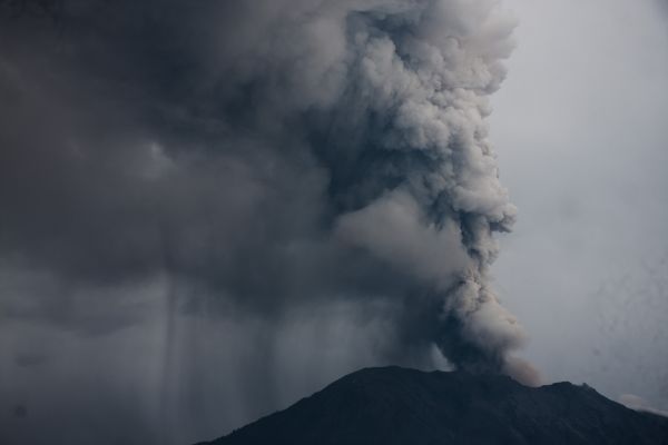 這是11月28日在印度尼西亞巴厘島拍攝的噴發(fā)火山灰的阿貢火山。新華社發(fā)