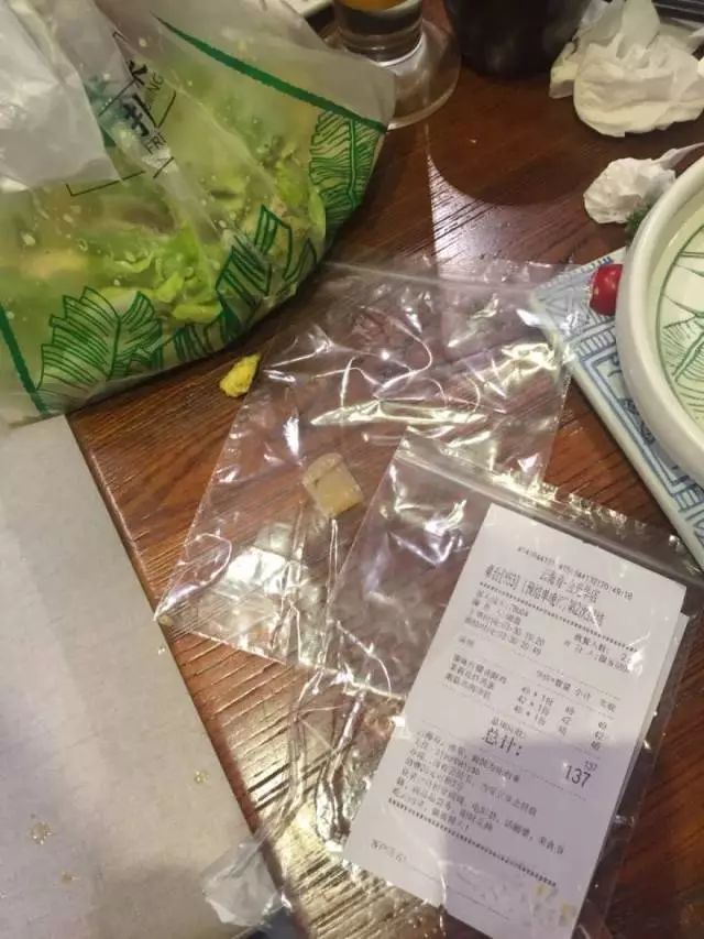 知名餐廳被指沙拉里吃出帶血?jiǎng)?chuàng)口貼 店長遭潑飲料