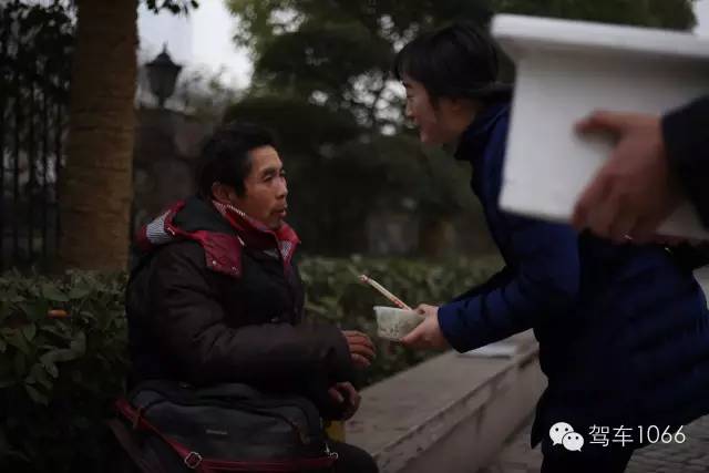 1066小分隊來到紫荊山（摩的司機、出租車司機、市民)，給他們送去餃子。