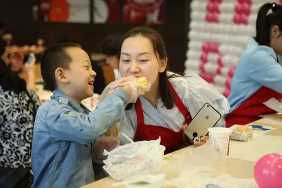 首次下廚的小男子漢，最想分享的人當然是最愛的媽媽