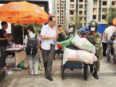 9月8日，天津?yàn)I海海港城小區(qū)，武警幫助居民搬東西。