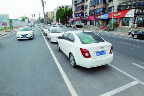 鄭州首創(chuàng)“內(nèi)嵌式”停車位長啥樣？ 市民直呼沒見過