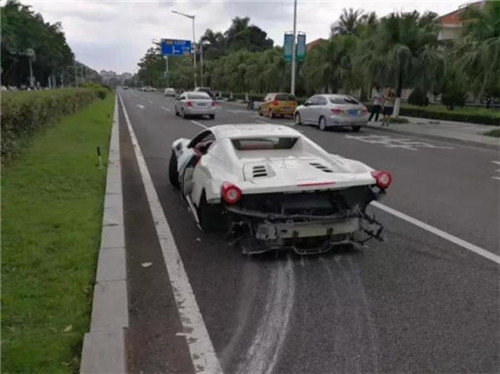 400萬法拉利撞成廢鐵 車主淡定自拍合影