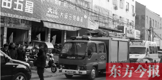 火災(zāi)發(fā)生后，袁厲害家門前的大路上停滿了消防車和警車