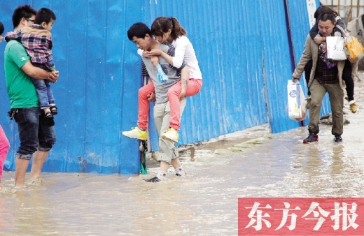 雨后鄭州，“背人過河”成了一道甜蜜又無奈的風景 東方今報記者 沈翔 攝