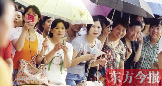 7月6日，鄭州市文化路省實(shí)驗(yàn)中學(xué)小升初測(cè)評(píng)點(diǎn)，家長(zhǎng)們聚集在一起，焦急地等待自己的孩子走出考場(chǎng)