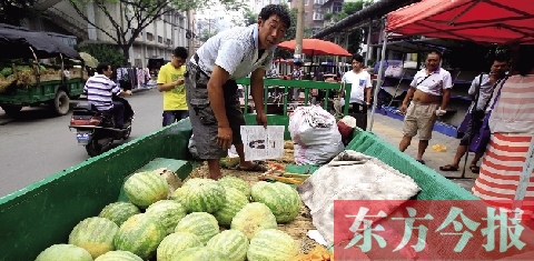 因?yàn)橐估锼?，來鄭州賣瓜的開封瓜農(nóng)姚老漢不但丟錢還丟瓜