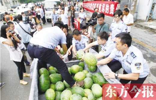 過秤開始，鄭州管城區(qū)城市管理執(zhí)法局等五局委共買了96500斤西瓜