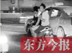 盡管剛剛發(fā)生摩托車車禍，現(xiàn)場很快又現(xiàn)載人摩托車疾馳